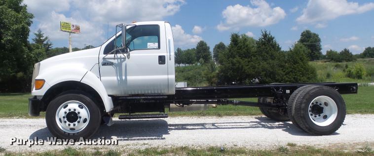 image for item K7553 2004 Ford F750 Super Duty XL truck chassis