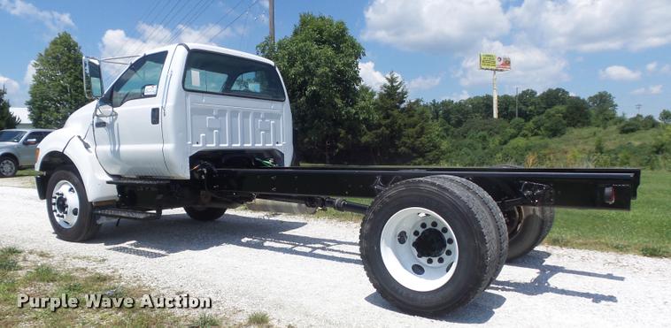 image for item K7553 2004 Ford F750 Super Duty XL truck chassis