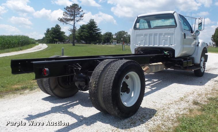 image for item K7553 2004 Ford F750 Super Duty XL truck chassis