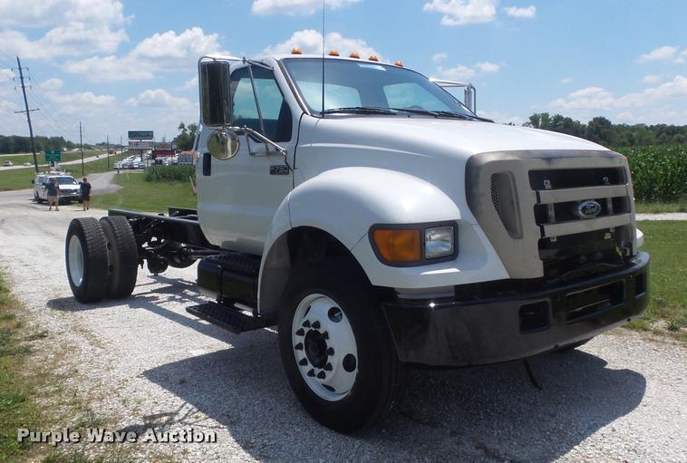 image for item K7553 2004 Ford F750 Super Duty XL truck chassis