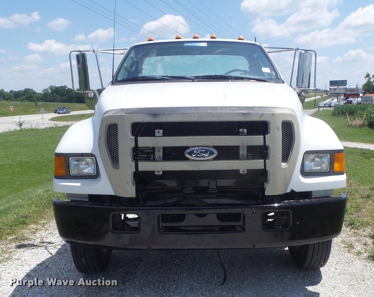 image for item K7553 2004 Ford F750 Super Duty XL truck chassis