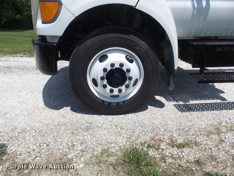 image for item K7553 2004 Ford F750 Super Duty XL truck chassis