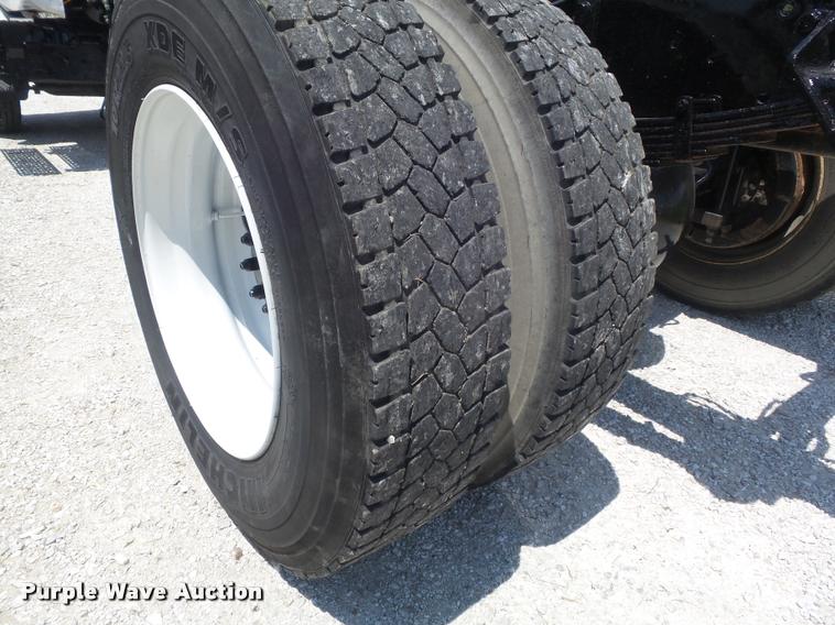 image for item K7553 2004 Ford F750 Super Duty XL truck chassis