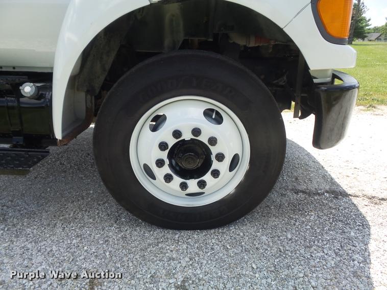 image for item K7553 2004 Ford F750 Super Duty XL truck chassis