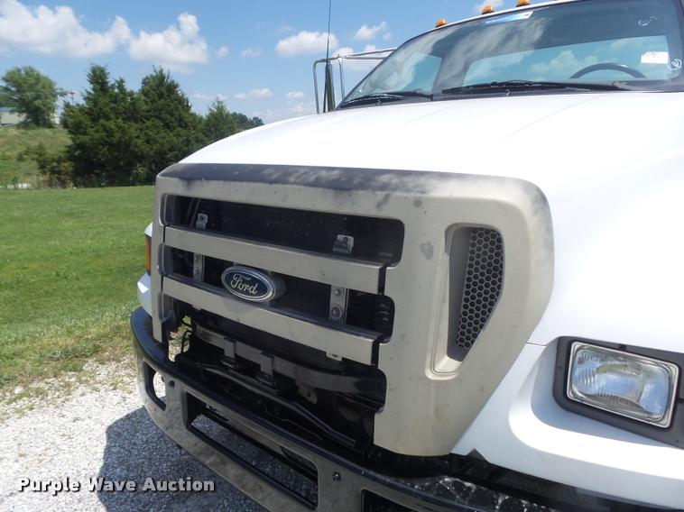 image for item K7553 2004 Ford F750 Super Duty XL truck chassis