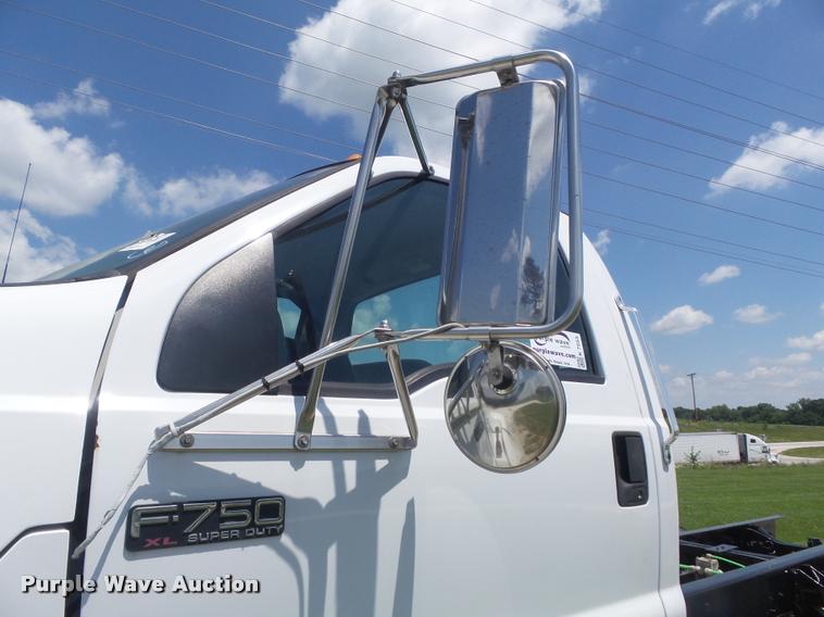 image for item K7553 2004 Ford F750 Super Duty XL truck chassis