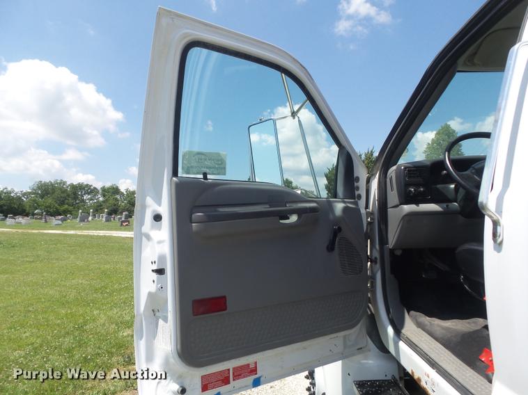 image for item K7553 2004 Ford F750 Super Duty XL truck chassis