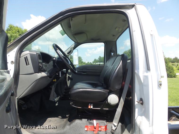 image for item K7553 2004 Ford F750 Super Duty XL truck chassis