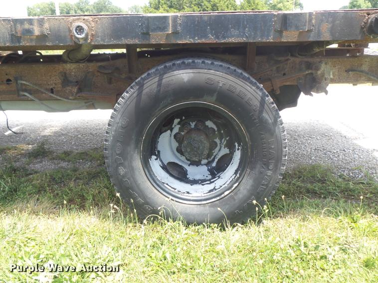 image for item K7557 1996 Ford F350 XL flatbed pickup truck