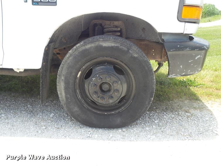 image for item K7557 1996 Ford F350 XL flatbed pickup truck