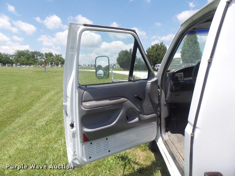 image for item K7557 1996 Ford F350 XL flatbed pickup truck