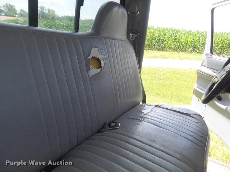 image for item K7557 1996 Ford F350 XL flatbed pickup truck