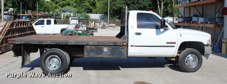 image for item L3177 2002 Dodge Ram 3500 SLT flatbed pickup truck