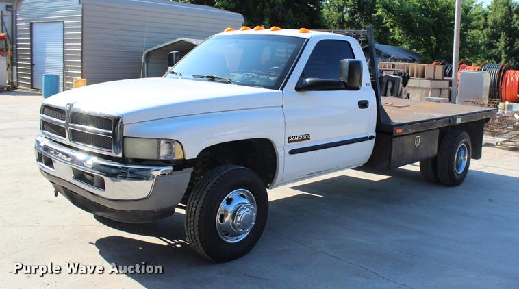 image for item L3177 2002 Dodge Ram 3500 SLT flatbed pickup truck