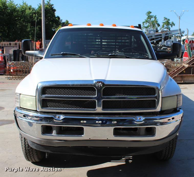 image for item L3177 2002 Dodge Ram 3500 SLT flatbed pickup truck