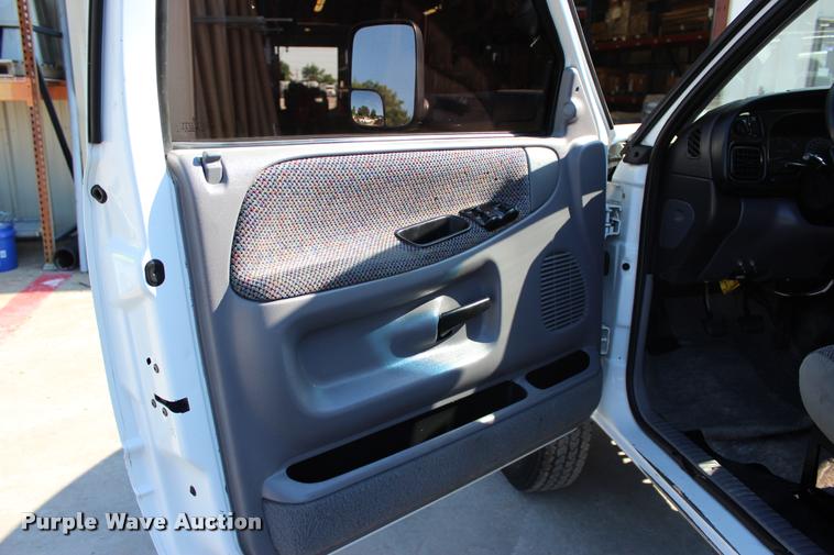 image for item L3177 2002 Dodge Ram 3500 SLT flatbed pickup truck