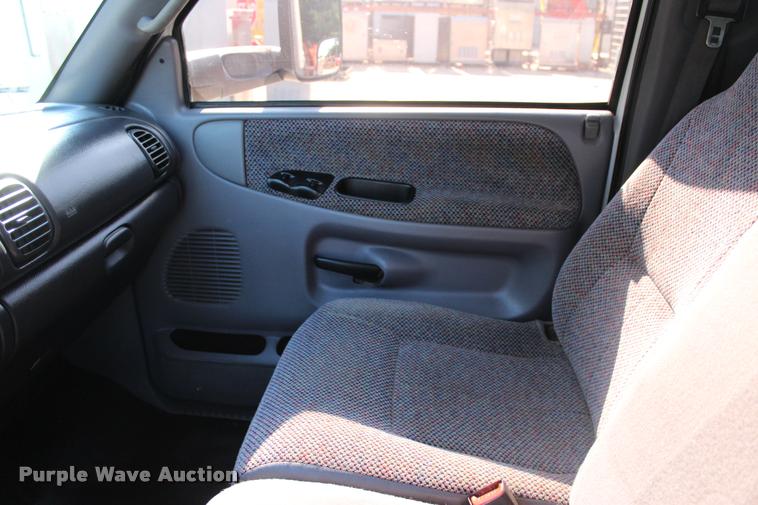 image for item L3177 2002 Dodge Ram 3500 SLT flatbed pickup truck