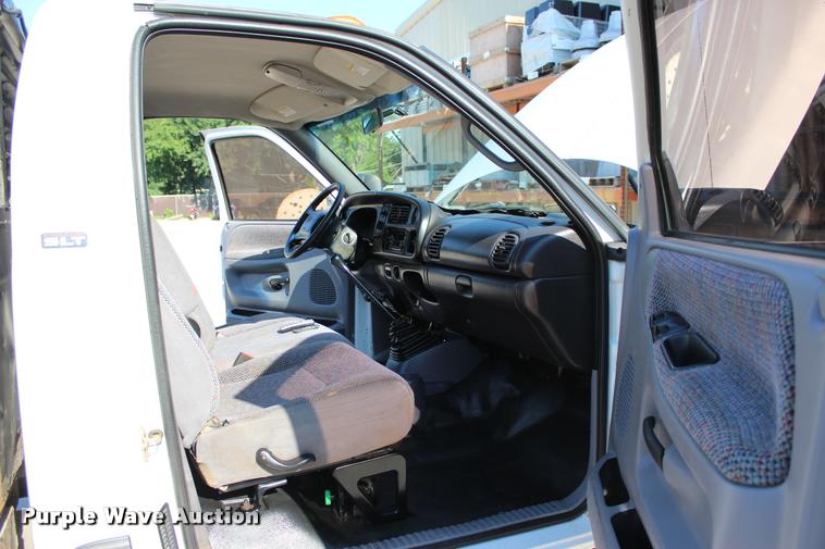 image for item L3177 2002 Dodge Ram 3500 SLT flatbed pickup truck