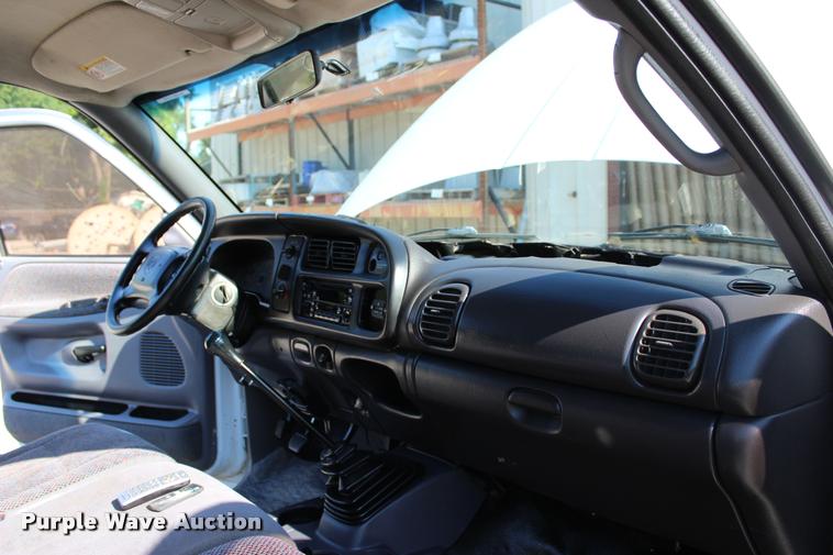 image for item L3177 2002 Dodge Ram 3500 SLT flatbed pickup truck