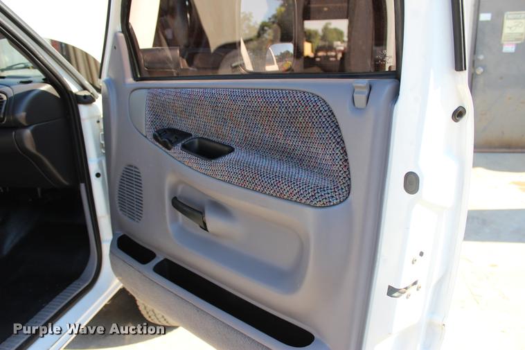 image for item L3177 2002 Dodge Ram 3500 SLT flatbed pickup truck