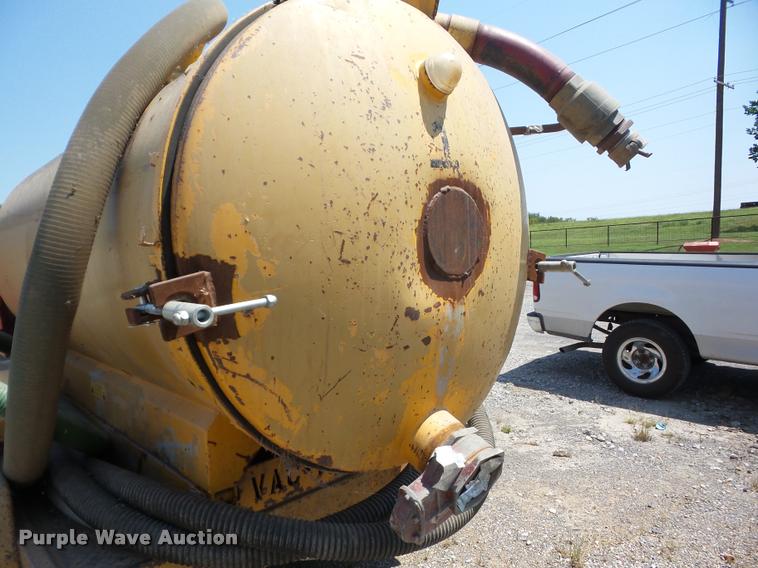 image for item AX9069 1999 U-Dump vacuum trailer