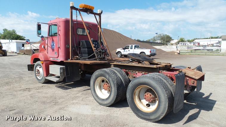 image for item DA1701 1996 Freightliner FLD112 semi truck