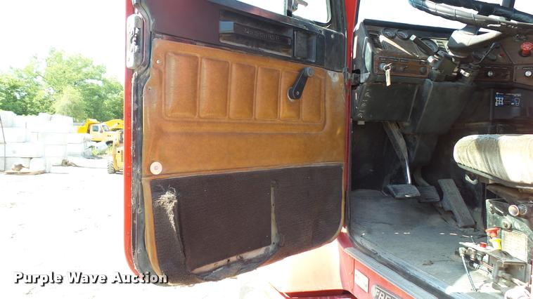 image for item DA1701 1996 Freightliner FLD112 semi truck