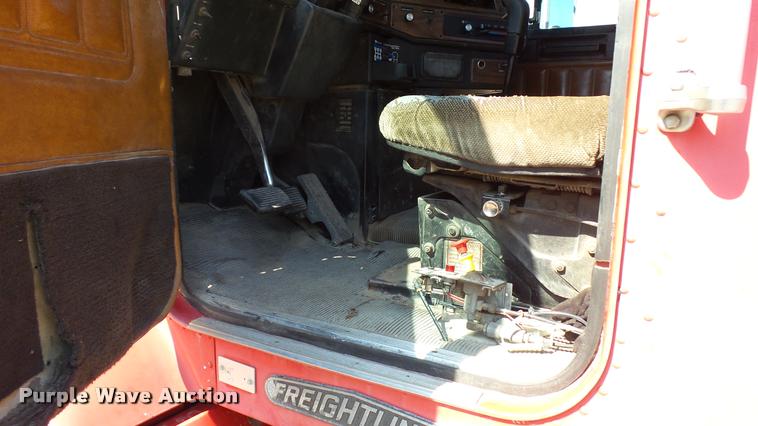 image for item DA1701 1996 Freightliner FLD112 semi truck