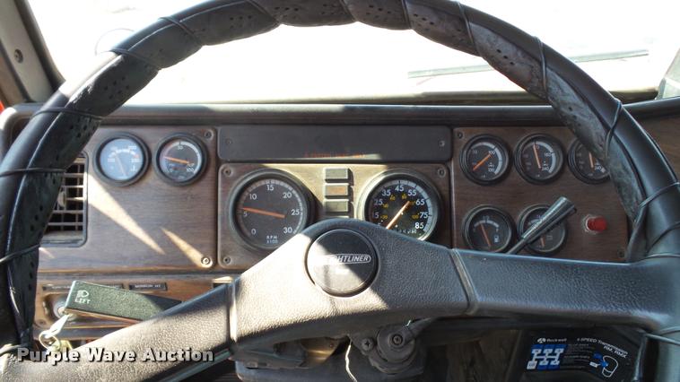 image for item DA1701 1996 Freightliner FLD112 semi truck