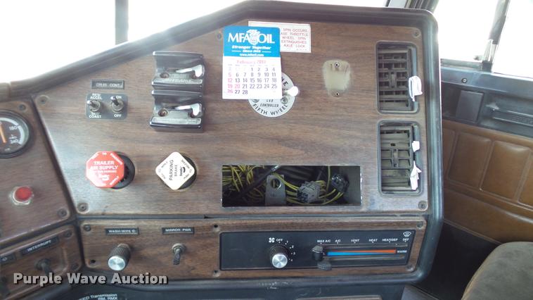 image for item DA1701 1996 Freightliner FLD112 semi truck