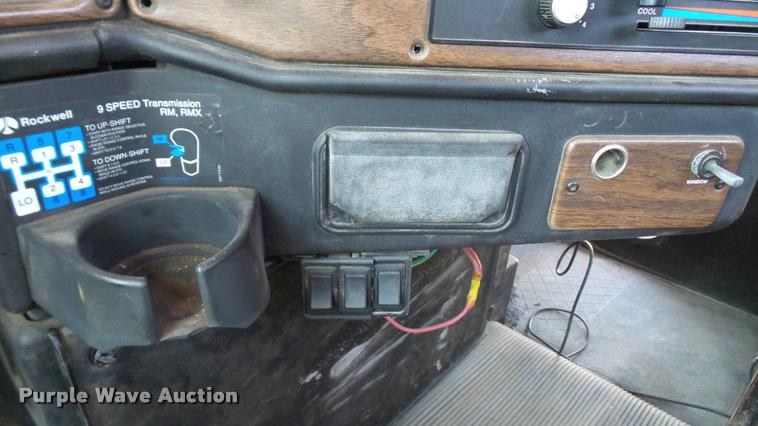 image for item DA1701 1996 Freightliner FLD112 semi truck