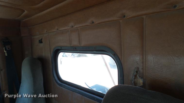 image for item DA1701 1996 Freightliner FLD112 semi truck