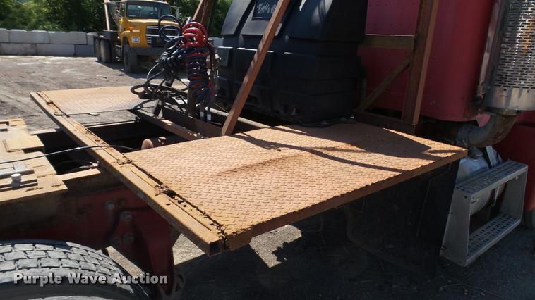 image for item DA1701 1996 Freightliner FLD112 semi truck