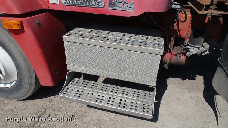 image for item DA1701 1996 Freightliner FLD112 semi truck