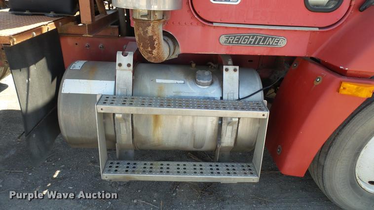 image for item DA1701 1996 Freightliner FLD112 semi truck