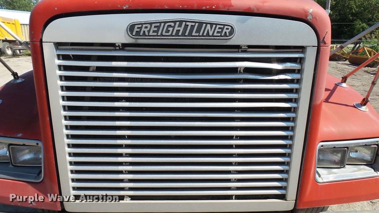 image for item DA1701 1996 Freightliner FLD112 semi truck