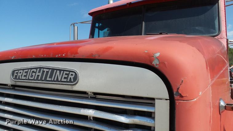 image for item DA1701 1996 Freightliner FLD112 semi truck