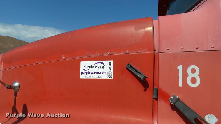 image for item DA1701 1996 Freightliner FLD112 semi truck