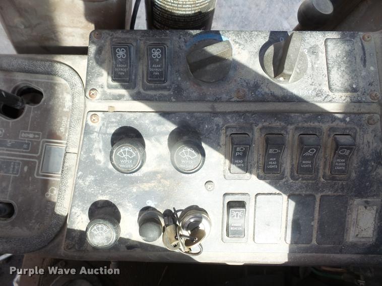 image for item DA1706 1994 Champion 720A motor grader