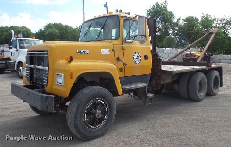 image for item DA1707 1991 Ford LT8000 flat winch truck