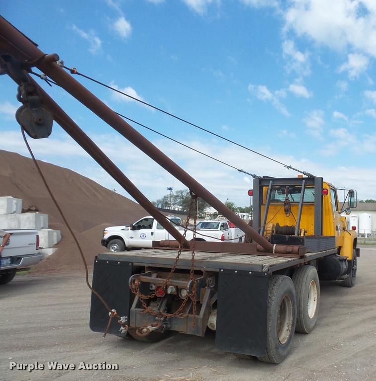 image for item DA1707 1991 Ford LT8000 flat winch truck