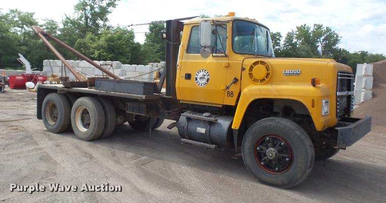 image for item DA1707 1991 Ford LT8000 flat winch truck