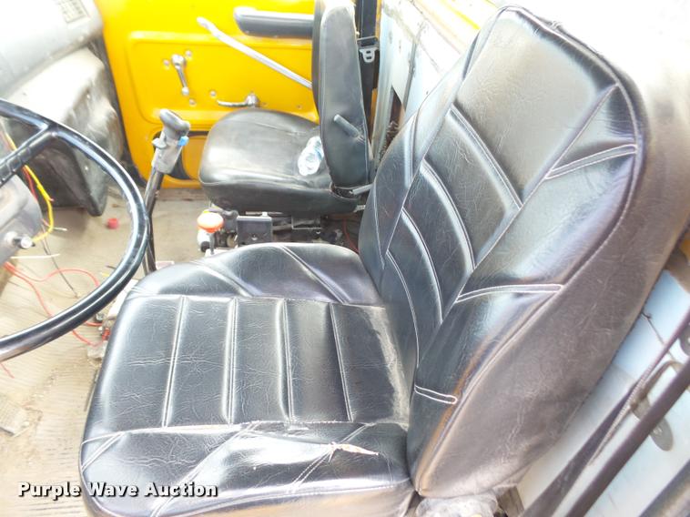 image for item DA1707 1991 Ford LT8000 flat winch truck