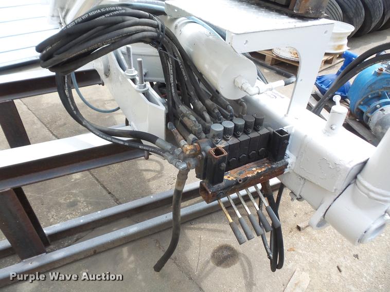 image for item DA1723 1994 National N105 knuckle boom crane