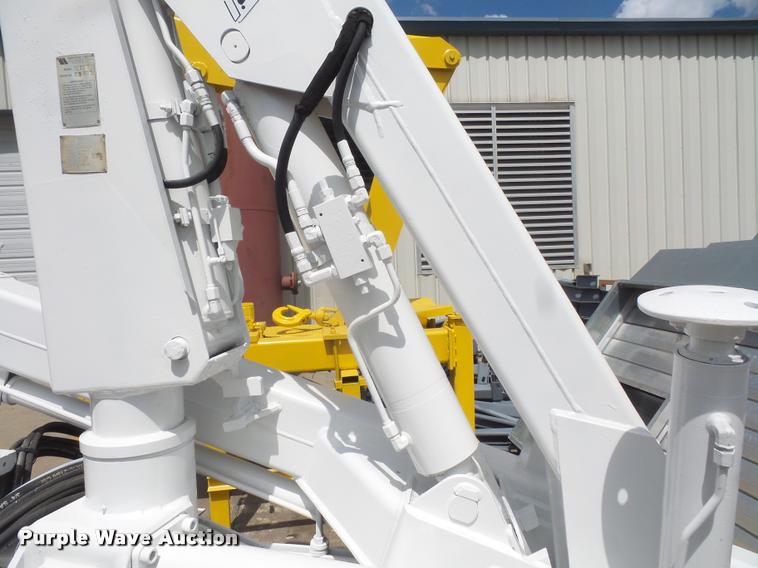 image for item DA1723 1994 National N105 knuckle boom crane