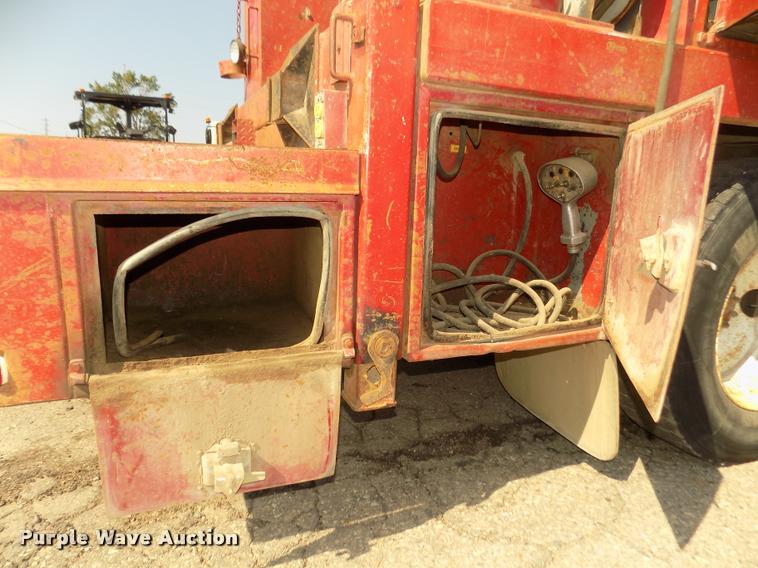 image for item DA3050 2001 Sterling M5500 Acterra service truck with crane