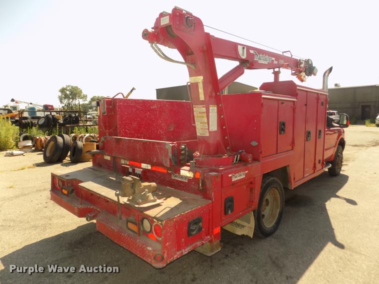 image for item DA3051 2004 Ford F550 Super Duty service truck with crane
