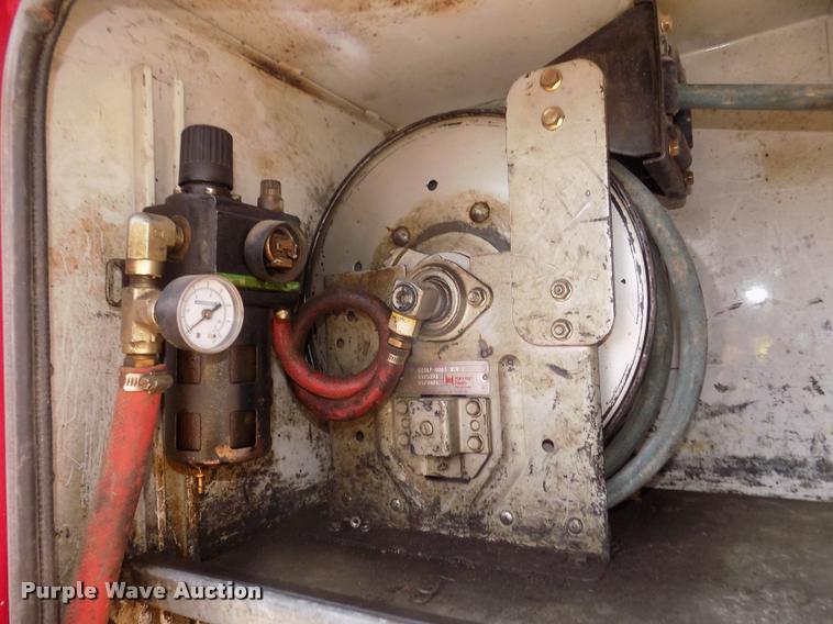 image for item DA3051 2004 Ford F550 Super Duty service truck with crane