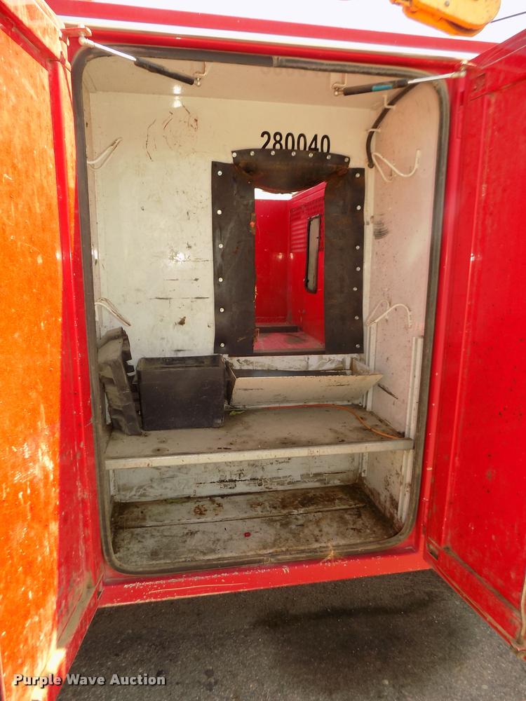 image for item DA3051 2004 Ford F550 Super Duty service truck with crane