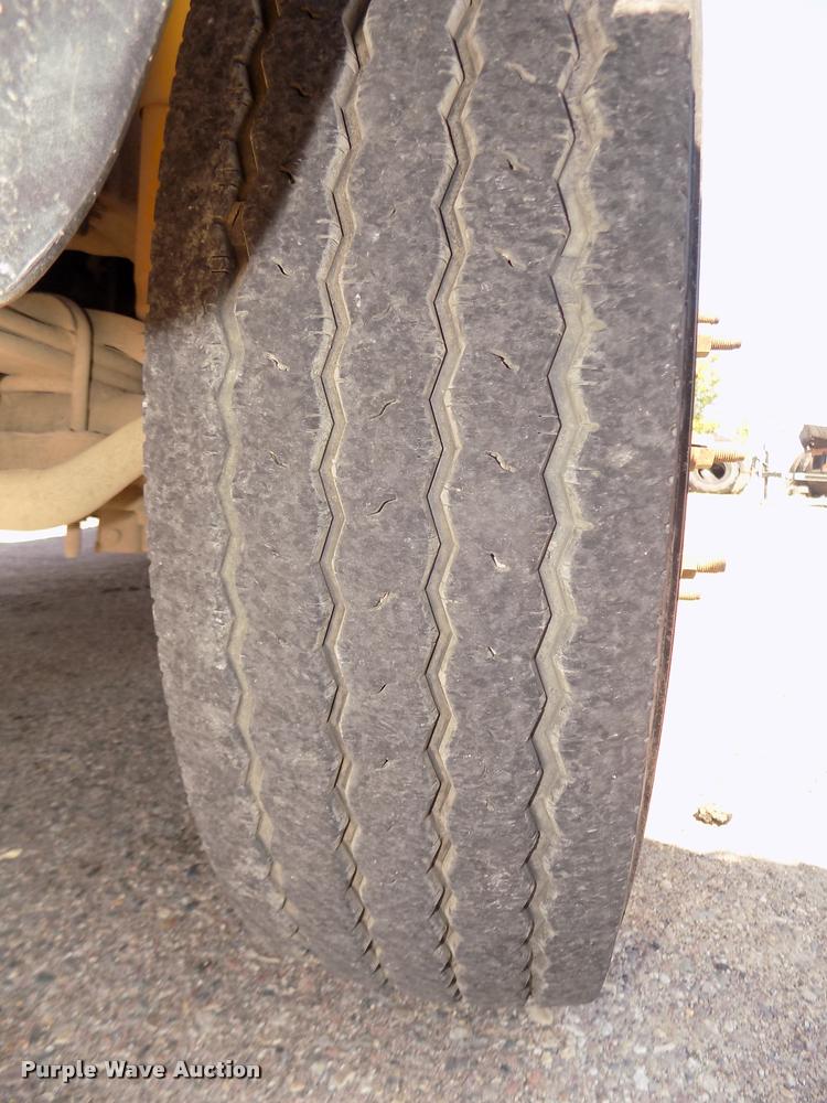 image for item DA3051 2004 Ford F550 Super Duty service truck with crane